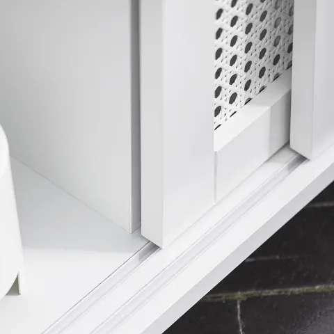 Badezimmerschrank mit Rollen, höhenverstellbaren Böden und weißer Nische BZR119-W