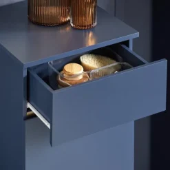 Badezimmerschrank schmal mit ausklappbarem Wäschesack und blauer Schublade BZR114-B