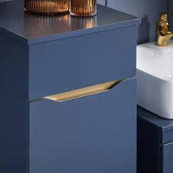 Badezimmerschrank schmal mit ausklappbarem Wäschesack und blauer Schublade BZR114-B