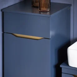 Badezimmerschrank schmal mit ausklappbarem Wäschesack und blauer Schublade BZR114-B