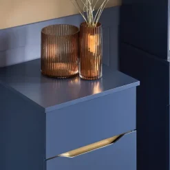 Badezimmerschrank schmal mit ausklappbarem Wäschesack und blauer Schublade BZR114-B