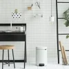 Brabantia Klassischer Tretmülleimer Mit Soft Verschluss 12 Liter HxBxT 41,1 x 25,1 x 33,8 cm Metall Weiß