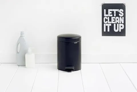 Brabantia Klassischer Tretmülleimer Mit Soft Verschluss 5 Liter HxBxT 30,2 x 26,3 x 21,7 cm Metall Metallik Schwarz