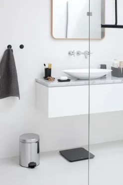 Brabantia Klassischer Tretmülleimer Mit Soft Verschluss 5 Liter HxBxT 30,2 x 26,3 x 21,7 cm Metall Edelstahl