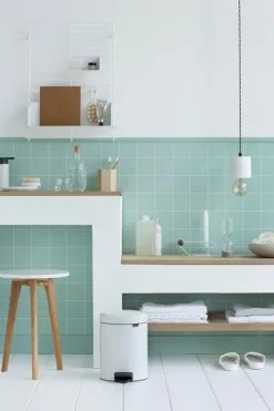 Brabantia Klassischer Tretmülleimer Mit Soft Verschluss 5 Liter HxBxT 30,2 x 26,3 x 21,7 cm Metall Weiß