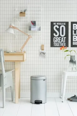 Brabantia Klassischer Tretmülleimer Mit Soft Verschluss 12 Liter HxBxT 41,1 x 25,1 x 33,8 cm Metall Metallik Grau
