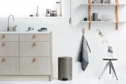 Brabantia Klassischer Tretmülleimer Mit Soft Verschluss 20 Liter HxBxT 46,7 x 29 x 38 cm Metall Platin