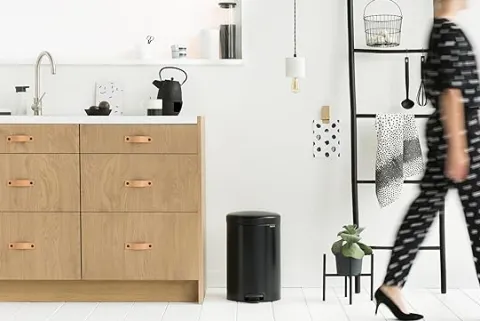 Brabantia Klassischer Tretmülleimer Mit Soft Verschluss 20 Liter HxBxT 46,7 x 29 x 38 cm Metall Metallik Schwarz