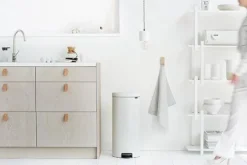 Brabantia Klassischer Tretmülleimer Mit Soft Verschluss 30 Liter HxBxT 67,9 x 29,3 x 38 cm Metall Weiß