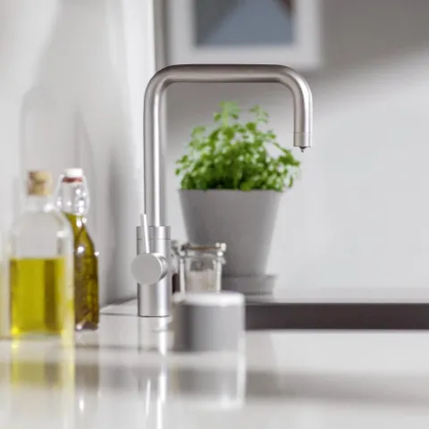 BRITA Küchenarmatur yource pro select (Edelstahl, eckig) inkl. 1 x yource CO2-Zylinder und 1 x BRITA P 3000-S Filterkartusche – Küchenarmatur zum Filtern und Sprudeln von Wasser direkt aus der Leitung