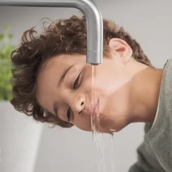 BRITA Küchenarmatur yource pro select (Edelstahl, eckig) inkl. 1 x yource CO2-Zylinder und 1 x BRITA P 3000-S Filterkartusche – Küchenarmatur zum Filtern und Sprudeln von Wasser direkt aus der Leitung