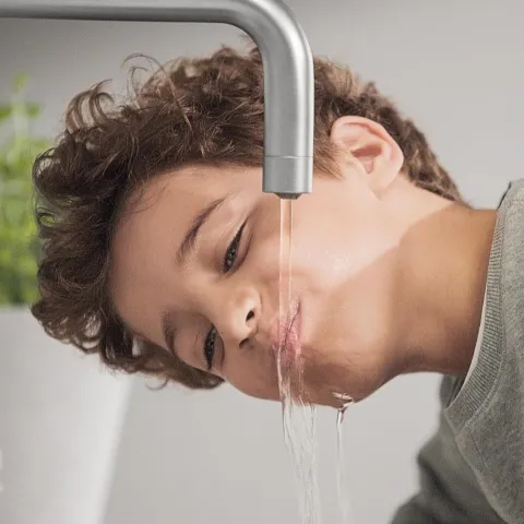 BRITA Küchenarmatur yource pro select (Edelstahl, eckig) inkl. 1 x yource CO2-Zylinder und 1 x BRITA P 3000-S Filterkartusche – Küchenarmatur zum Filtern und Sprudeln von Wasser direkt aus der Leitung