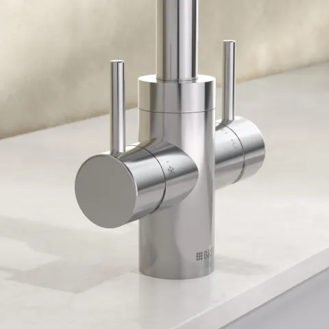 BRITA Küchenarmatur yource pro select (Edelstahl, eckig) inkl. 1 x yource CO2-Zylinder und 1 x BRITA P 3000-S Filterkartusche – Küchenarmatur zum Filtern und Sprudeln von Wasser direkt aus der Leitung