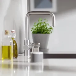 BRITA Küchenarmatur yource pro select (Chrom, rund) inkl. 1 x yource CO2-Zylinder und 1 x BRITA P 3000-S Filterkartusche – Küchenarmatur zum Filtern und Sprudeln von Wasser direkt aus der Leitung