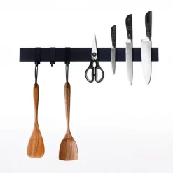 CHEFGASTRO Magnetleiste magnetische Messerleiste Messerhalter aus Metall | HxBxT 4x40x1,5cm | Inkl. 3 schwarze Haken | Schwarz | extra stark magnetischer Messerstreifen zum Kleben oder Schrauben