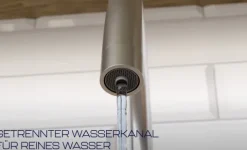 Drei-Wege-Wasserhahn aus Edelstahl mit Wasserfilteranschluss.