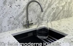 Drei-Wege-Wasserhahn aus Edelstahl mit Wasserfilteranschluss.