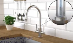 Drei-Wege-Wasserhahn aus Edelstahl mit Wasserfilteranschluss.