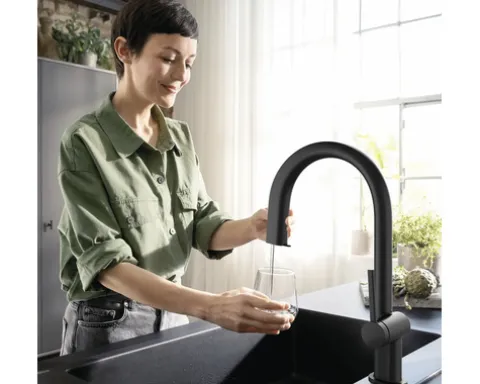 hansgrohe Küchenarmatur mit Filterfunktion AQITTURA M91 schwarz matt mit Schlauchbox und Filterkopf 76826670