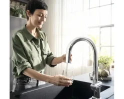 hansgrohe Küchenarmatur mit Filterfunktion SodaSystem AQITTURA M91 chrom mit Schlauchbox, Filterkopf, Mineralisierungskartusche Harmony mit Filter, CO2 Flasche und SodaBase 76806000
