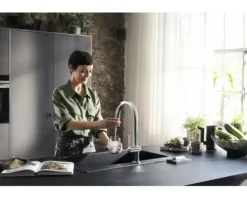 hansgrohe Küchenarmatur mit Filterfunktion SodaSystem AQITTURA M91 chrom mit Schlauchbox, Filterkopf, Mineralisierungskartusche Harmony mit Filter, CO2 Flasche und SodaBase 76806000