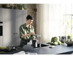 hansgrohe Küchenarmatur mit Filter- und Sprudelfunktion AQITTURA M91 SodaSystem 240 edelstahl gebürstet mit Filterkopf, Mineralisierungskartusche Harmony mit Filter, CO2 Flasche und SodaBase ComfortZone 76810800