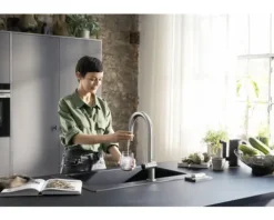 hansgrohe Küchenarmatur mit Filterfunktion SodaSystem AQITTURA M91 edelstahl gebürstet mit Schlauchbox, Filterkopf, Mineralisierungskartusche Harmony mit Filter, CO2 Flasche und SodaBase76806800