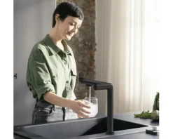 hansgrohe Küchenarmatur mit Filter- und Sprudelfunktion AQITTURA M91 SodaSystem 240 schwarz matt mit Filterkopf, Mineralisierungskartusche Harmony mit Filter, CO2 Flasche und SodaBase ComfortZone 76810670