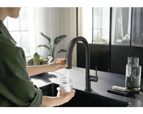 hansgrohe Küchenarmatur mit Filterfunktion SodaSystem AQITTURA M91 schwarz matt mit Schlauchbox, Filterkopf, Mineralisierungskartusche Harmony mit Filter, CO2 Flasche und SodaBase76806670