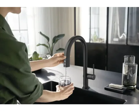 hansgrohe Küchenarmatur mit Filterfunktion SodaSystem AQITTURA M91 schwarz matt mit Schlauchbox, Filterkopf, Mineralisierungskartusche Harmony mit Filter, CO2 Flasche und SodaBase76806670