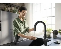 hansgrohe Küchenarmatur mit Filterfunktion SodaSystem AQITTURA M91 schwarz matt mit Schlauchbox, Filterkopf, Mineralisierungskartusche Harmony mit Filter, CO2 Flasche und SodaBase76806670