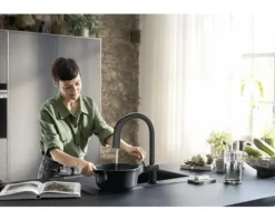 hansgrohe Küchenarmatur mit Filterfunktion SodaSystem AQITTURA M91 schwarz matt mit Schlauchbox, Filterkopf, Mineralisierungskartusche Harmony mit Filter, CO2 Flasche und SodaBase76806670