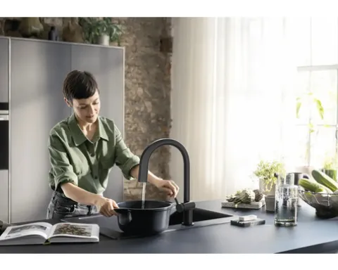 hansgrohe Küchenarmatur mit Filterfunktion SodaSystem AQITTURA M91 schwarz matt mit Schlauchbox, Filterkopf, Mineralisierungskartusche Harmony mit Filter, CO2 Flasche und SodaBase76806670