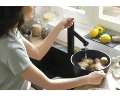 hansgrohe Küchenarmatur mit Handbrause ZESIS 160 M33 schwarz matt 74822670