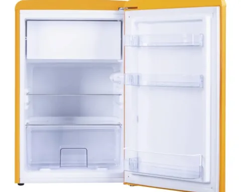 Kühlschrank mit Gefrierfach Amica KS 15613 Y BxHxT 55 x 86 x 61.5 cm Kühlteil 95 l Gefrierteil 13 l