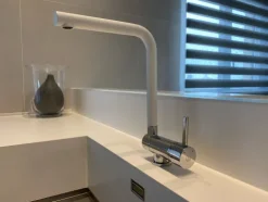 NIEDERDRUCK Wasserhahn Vorfenster Küchenarmatur, Umklappbar 4,5 CM, mit 360° schwenkbarem L-Auslauf, Verchromt / Weiß Granit