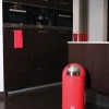 PROREGAL Stilvoller Eleganter Abfalleimer Mit Starkem Fußpedal und Verzinktem Inneneimer 33 Liter HxBxT 70 x 38 x 37,5 cm Rot