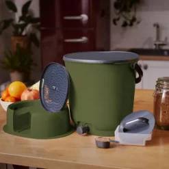 Skaza Bokashi Essential Biomülleimer Küche (15,3 Liter) + Base - Komposteimer Küche und Garten aus recyceltem Kunststoff - Starter Set + incl. 1 kg Fermentation Starter - Olive
