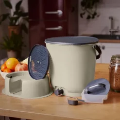 Skaza Bokashi Essential Biomülleimer Küche (15,3 Liter) + Base - Komposteimer Küche und Garten aus recyceltem Kunststoff - Starter Set + incl. 1 kg Fermentation Starter - Creme