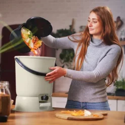 Skaza Bokashi Essential Biomülleimer Küche (15,3 Liter) + Base - Komposteimer Küche und Garten aus recyceltem Kunststoff - Starter Set + incl. 1 kg Fermentation Starter - Creme