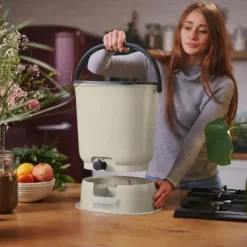 Skaza Bokashi Essential Biomülleimer Küche (15,3 Liter) + Base - Komposteimer Küche und Garten aus recyceltem Kunststoff - Starter Set + incl. 1 kg Fermentation Starter - Creme