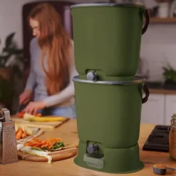 Skaza Bokashi Essential Biomülleimer Küche Set (2 x 15,3 Liter) + Base - Komposteimer Küche und Garten aus recyceltem Kunststoff - Starter Set + incl. 1 kg Fermentation Starter - Olive