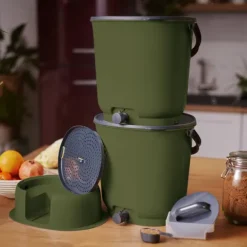 Skaza Bokashi Essential Biomülleimer Küche Set (2 x 15,3 Liter) + Base - Komposteimer Küche und Garten aus recyceltem Kunststoff - Starter Set + incl. 1 kg Fermentation Starter - Olive