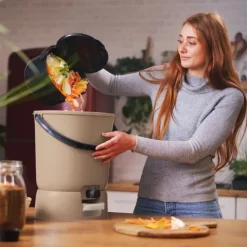 Skaza Bokashi Essential Biomülleimer Küche (15,3 Liter) + Base - Komposteimer Küche und Garten aus recyceltem Kunststoff - Starter Set + incl. 1 kg Fermentation Starter - Capuccino