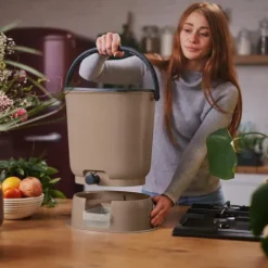 Skaza Bokashi Essential Biomülleimer Küche (15,3 Liter) + Base - Komposteimer Küche und Garten aus recyceltem Kunststoff - Starter Set + incl. 1 kg Fermentation Starter - Capuccino