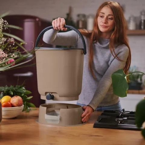 Skaza Bokashi Essential Biomülleimer Küche (15,3 Liter) + Base - Komposteimer Küche und Garten aus recyceltem Kunststoff - Starter Set + incl. 1 kg Fermentation Starter - Capuccino