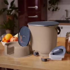 Skaza Bokashi Essential Biomülleimer Küche (15,3 Liter) + Base - Komposteimer Küche und Garten aus recyceltem Kunststoff - Starter Set + incl. 1 kg Fermentation Starter - Capuccino