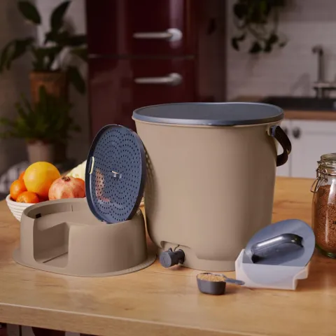Skaza Bokashi Essential Biomülleimer Küche (15,3 Liter) + Base - Komposteimer Küche und Garten aus recyceltem Kunststoff - Starter Set + incl. 1 kg Fermentation Starter - Capuccino