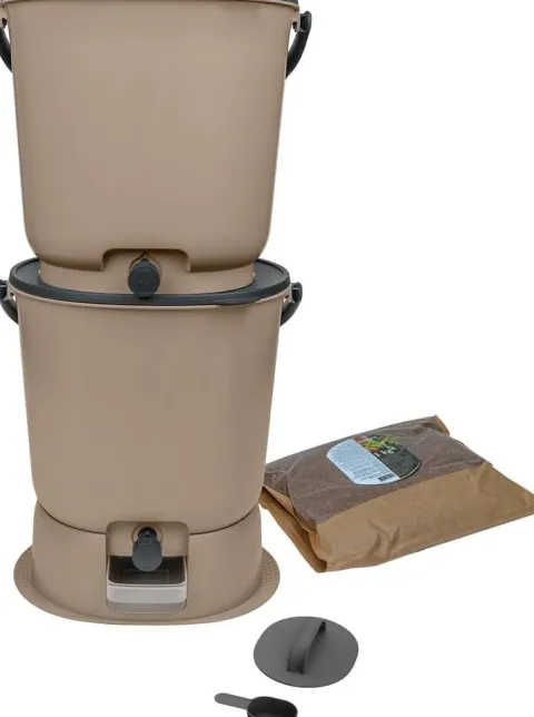 Skaza Bokashi Essential Biomülleimer Küche Set (2 x 15,3 Liter) + Base - Komposteimer Küche und Garten aus recyceltem Kunststoff - Starter Set + incl. 1 kg Fermentation Starter - Capuccino