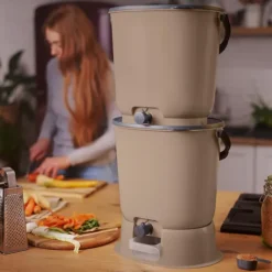Skaza Bokashi Essential Biomülleimer Küche Set (2 x 15,3 Liter) + Base - Komposteimer Küche und Garten aus recyceltem Kunststoff - Starter Set + incl. 1 kg Fermentation Starter - Capuccino